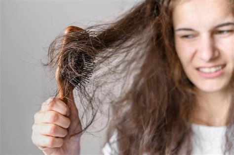 Kadınlarda Saç Dökülmesinin Sebepleri ve Tedavisi